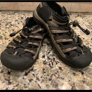 Keen Hiking Shoes Sandals Closed Toe Size 4…